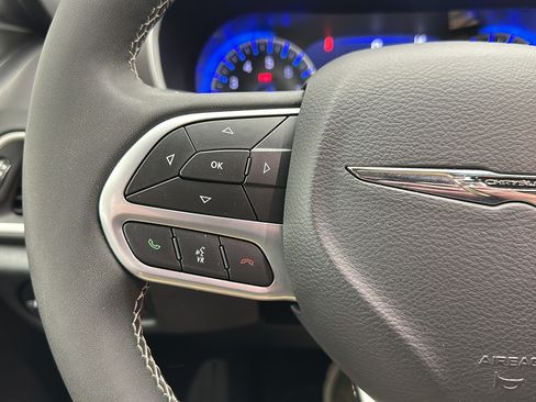 Used 2025 Chrysler Pacifica Select FWD image 15