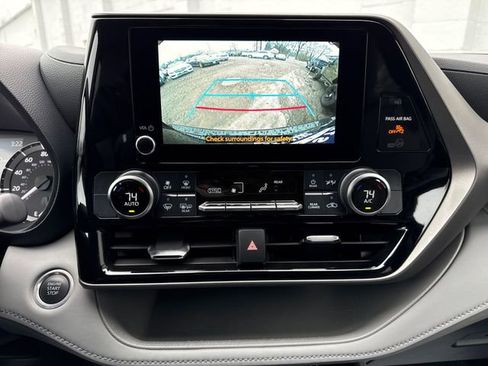 Used 2024 Toyota Highlander LE image 32