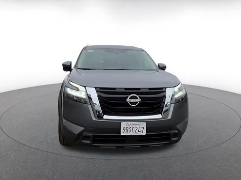 Used 2025 Nissan Pathfinder SV image 4