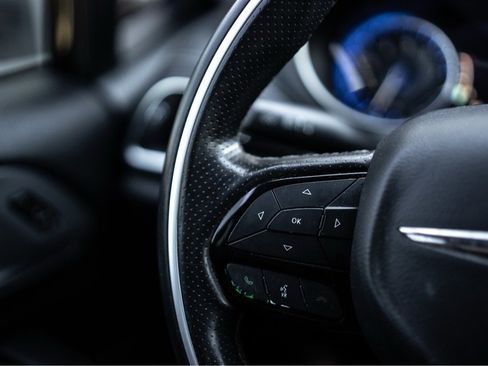 Used 2019 Chrysler Pacifica Limited w/ Advanced Safetytec Group image 14