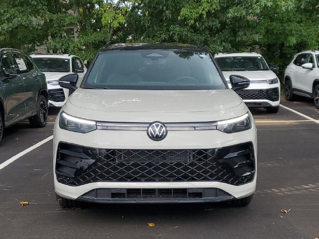 New 2026 Volkswagen Tiguan SE R-Line FWD image 2