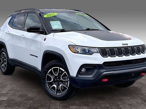 Used 2025 Jeep Compass Trailhawk AWD/4WD image 11