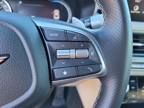 Used 2025 Genesis G70 2.5T image 36