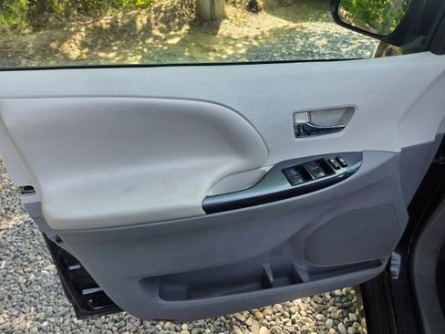Used 2013 Toyota Sienna SE FWD image 11