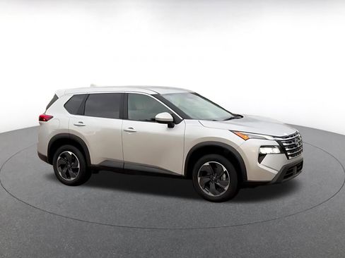 Used 2025 Nissan Rogue SV FWD image 2