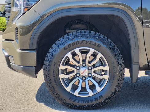 Used 2023 GMC Sierra 1500 AT4 w/ AT4 Premium Package AWD/4WD image 9