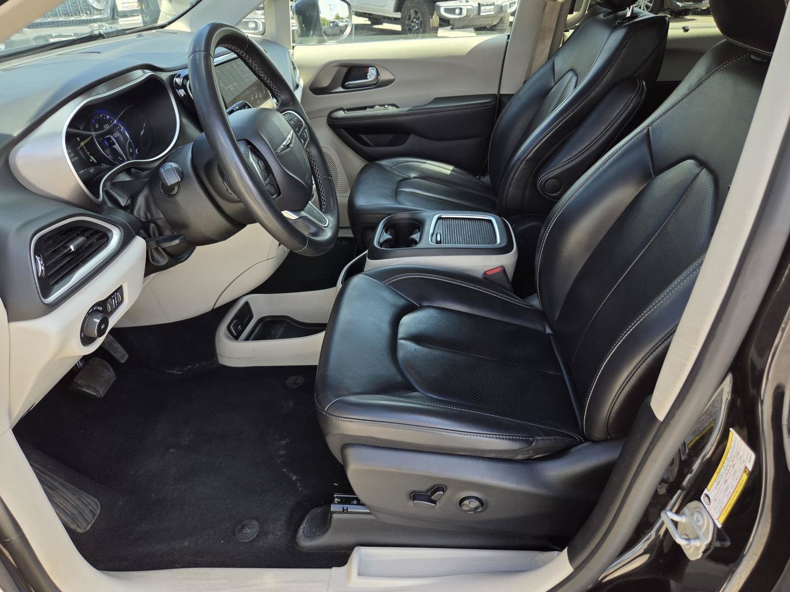 Used 2023 Chrysler Pacifica Touring-L FWD image 24