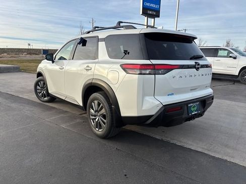 Used 2024 Nissan Pathfinder SV w/ SV Premium Package image 5