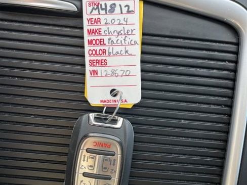 Used 2024 Chrysler Pacifica Touring-L image 51