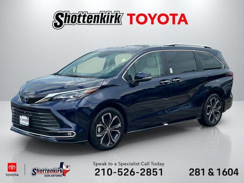 Used 2025 Toyota Sienna Platinum FWD image 1