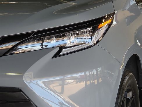 Certified 2025 Toyota Sienna XSE image 11