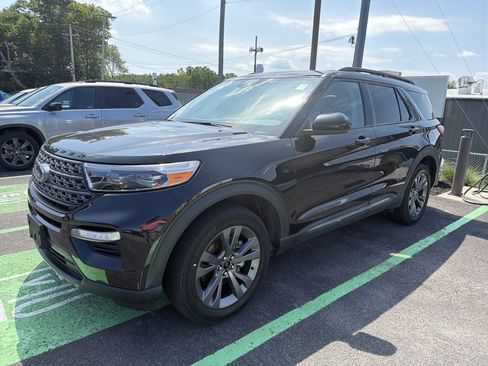 Used 2023 Ford Explorer XLT w/ Equipment Group 202A AWD/4WD image 4