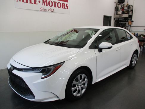 Used 2021 Toyota Corolla LE image 3