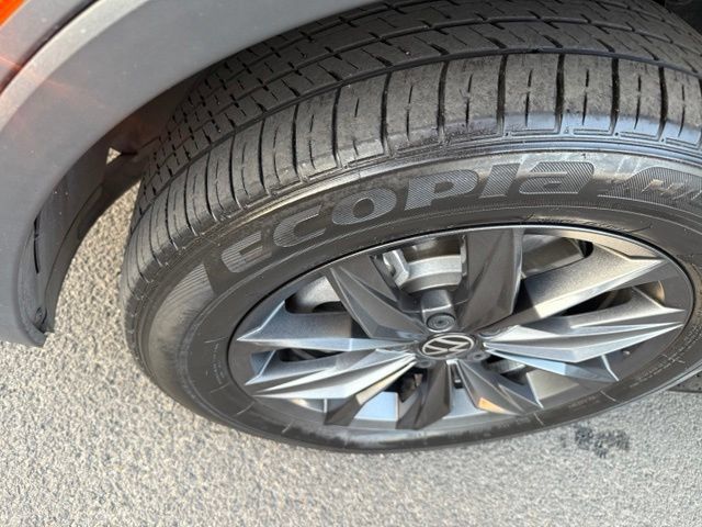 Used 2022 Volkswagen Tiguan SE AWD/4WD image 44