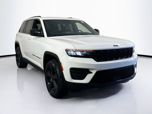 Used 2023 Jeep Grand Cherokee Altitude AWD/4WD image 3