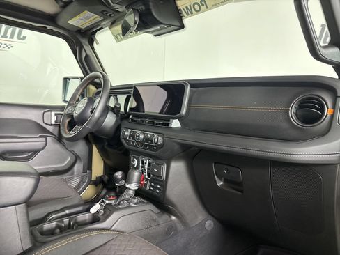Used 2025 Jeep Gladiator Mojave AWD/4WD image 32