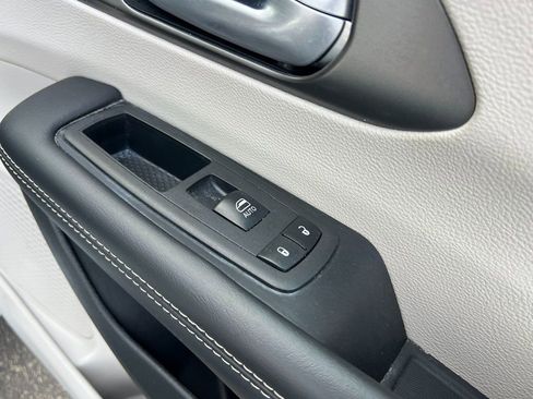 Used 2024 Chrysler Pacifica Touring-L image 15