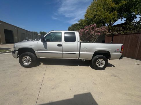 Used 2004 GMC Sierra 2500 SLE w/ Heavy-Duty Power Package AWD/4WD image 4