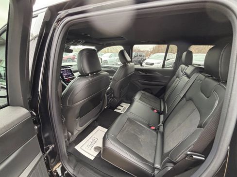 New 2025 Jeep Grand Cherokee Altitude image 8