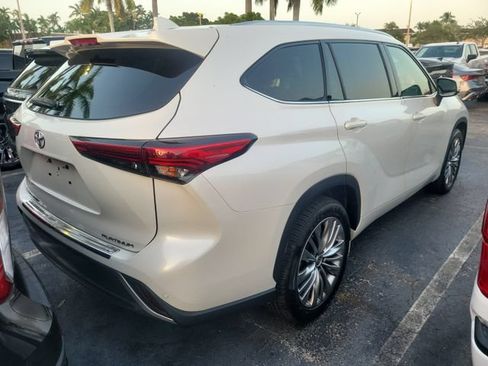 Used 2021 Toyota Highlander Platinum FWD image 3