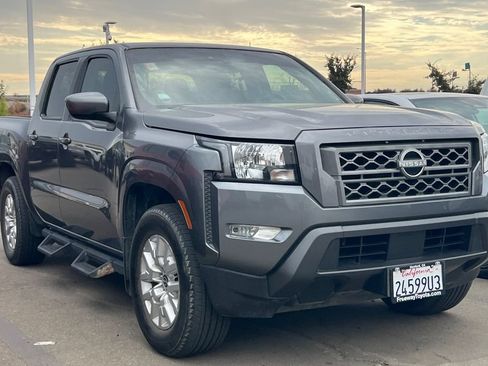Used 2023 Nissan Frontier SV w/ SV Convenience Package RWD image 2