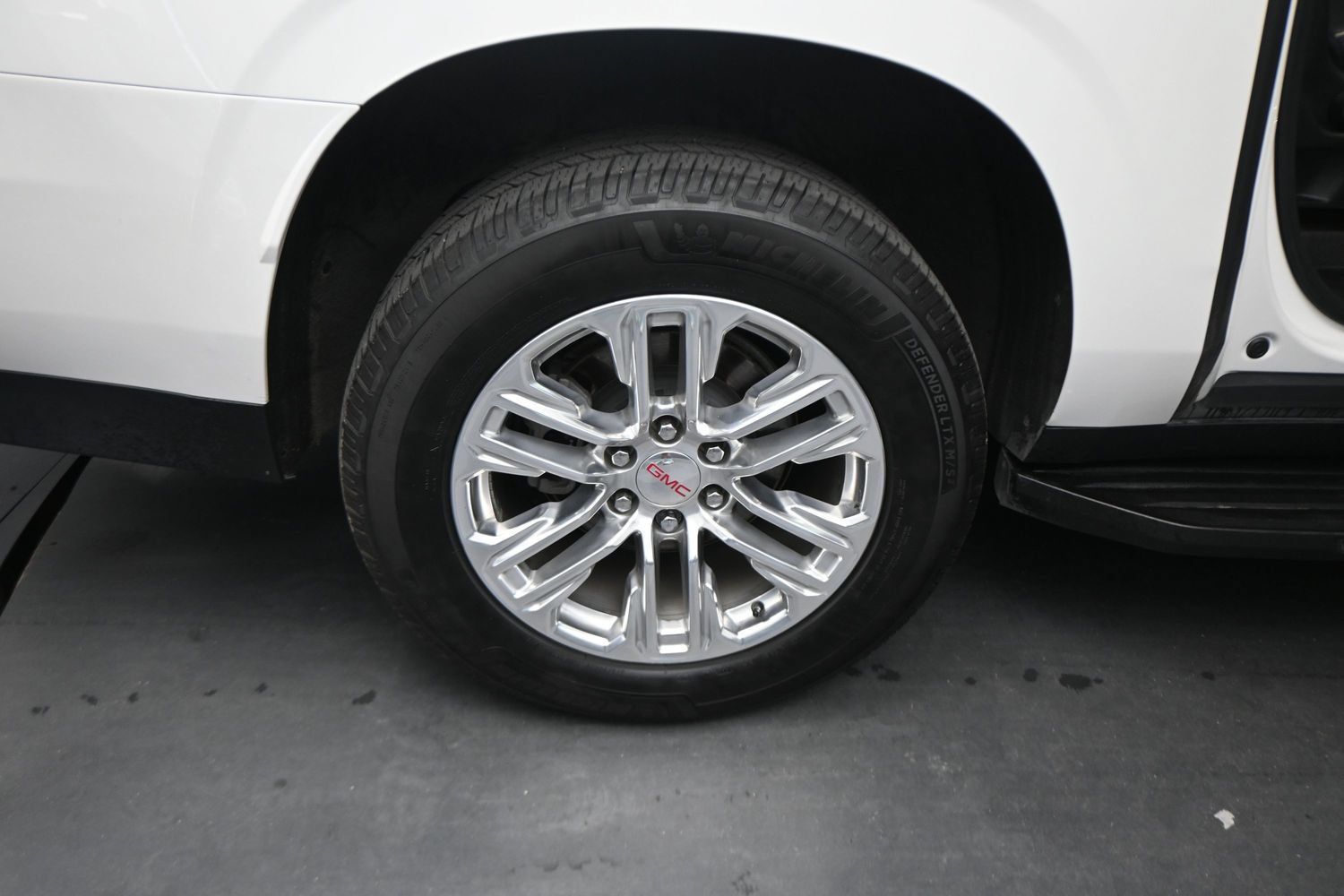 Used 2024 GMC Yukon XL SLT w/ SLT Premium Package RWD image 3