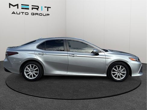 Used 2022 Toyota Camry LE image 10