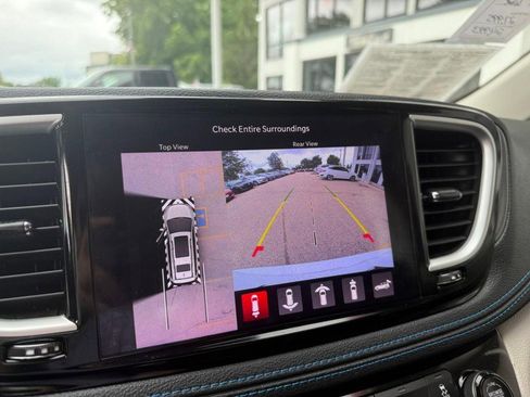 Used 2021 Chrysler Pacifica Touring-L image 34