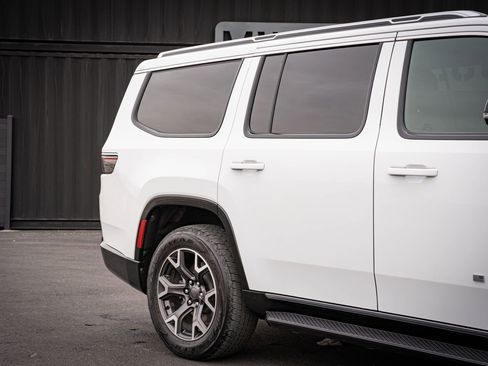 Used 2023 Jeep Wagoneer Series III w/ Preferred Equipment Group image 5