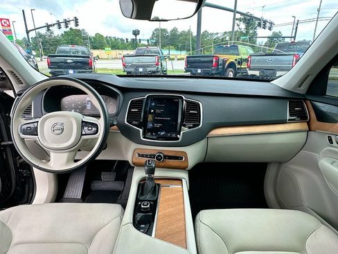 Used 2022 Volvo XC90 T6 Momentum w/ Advanced Package AWD/4WD image 3