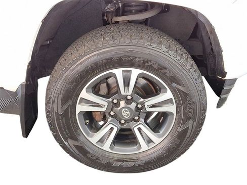 Used 2019 Toyota Tacoma TRD Sport image 7