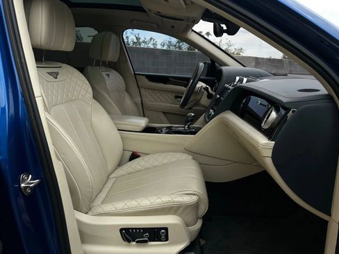 Used 2017 Bentley Bentayga AWD/4WD image 30