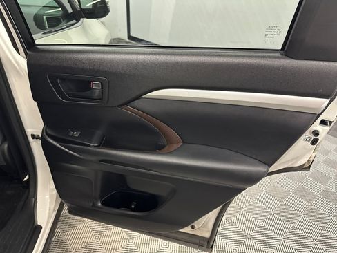 Used 2015 Toyota Highlander Plus FWD image 17