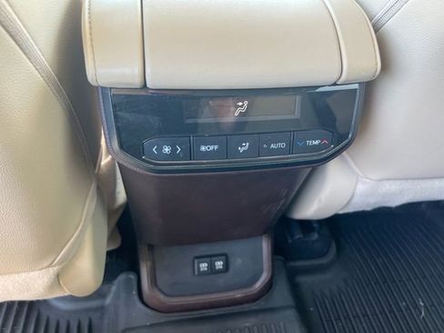 Used 2020 Toyota Highlander XLE AWD/4WD image 22