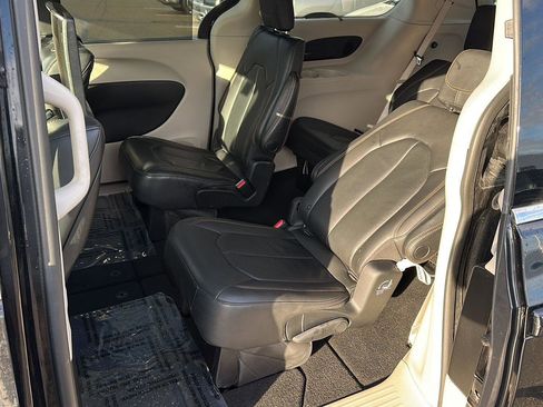 Used 2017 Chrysler Pacifica Touring-L Plus w/ Advanced Safetytec Group image 12