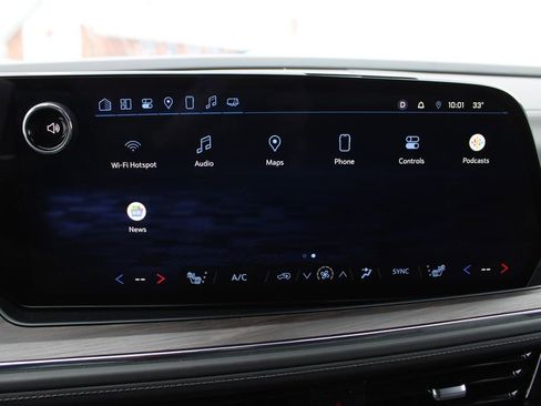 Used 2025 Chevrolet Suburban Z71 image 15