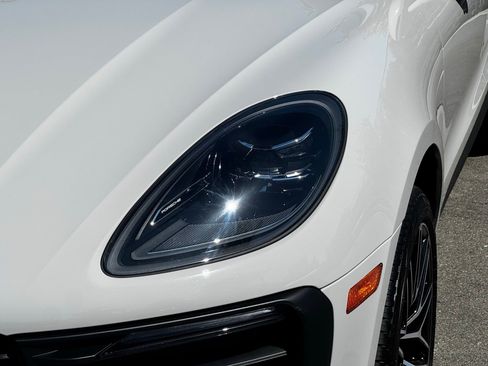 Used 2026 Porsche Macan AWD/4WD image 15