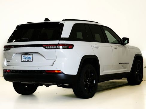 Used 2023 Jeep Grand Cherokee Altitude AWD/4WD image 7