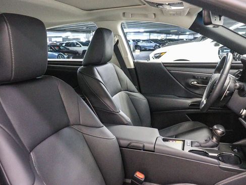 Used 2025 Lexus ES 300h w/ Premium Package FWD image 17