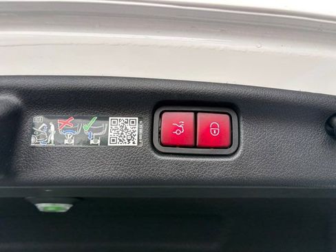 Used 2025 Mercedes-Benz C 300 Sedan image 19
