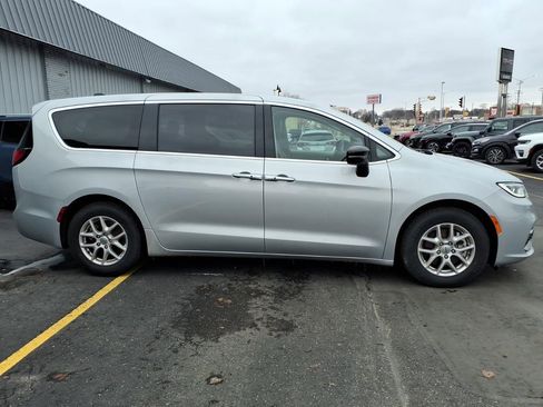 Used 2024 Chrysler Pacifica Touring-L image 2