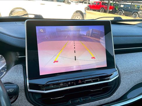 Used 2022 Jeep Compass Latitude image 9