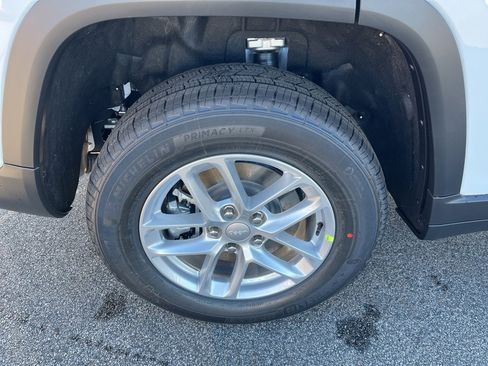 New 2025 Jeep Grand Cherokee L Laredo image 9