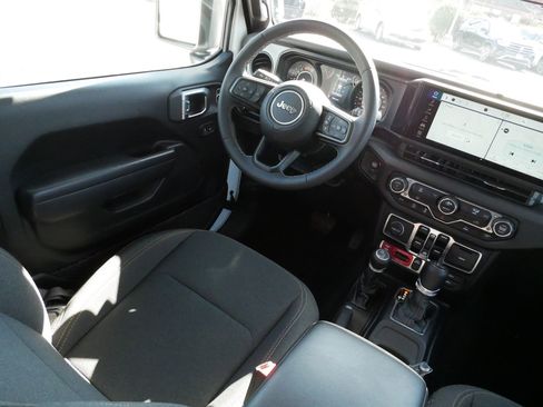 Used 2025 Jeep Wrangler Unlimited Sport AWD/4WD image 9