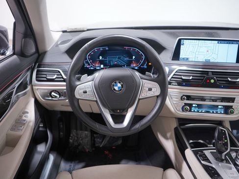 Used 2022 BMW 740i RWD image 11