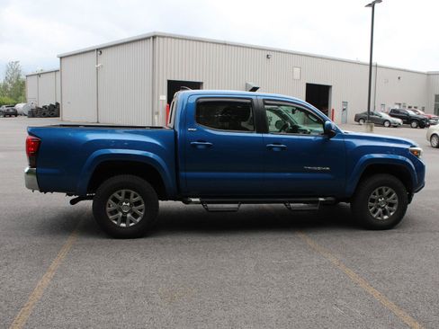 Used 2018 Toyota Tacoma SR5 AWD/4WD image 4