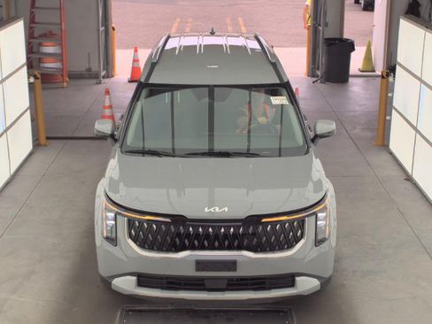 Used 2025 Kia Carnival EX FWD image 2