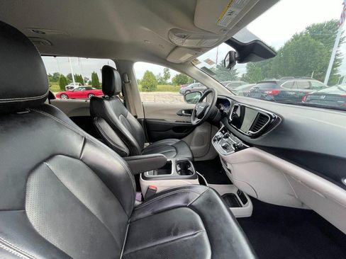 Used 2023 Chrysler Pacifica Touring-L FWD image 3