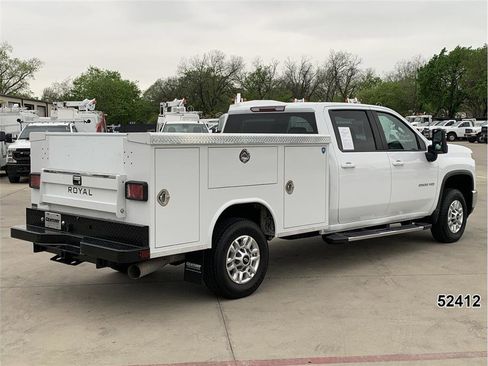 Used 2024 Chevrolet Silverado 2500 LT w/ Convenience Package image 2