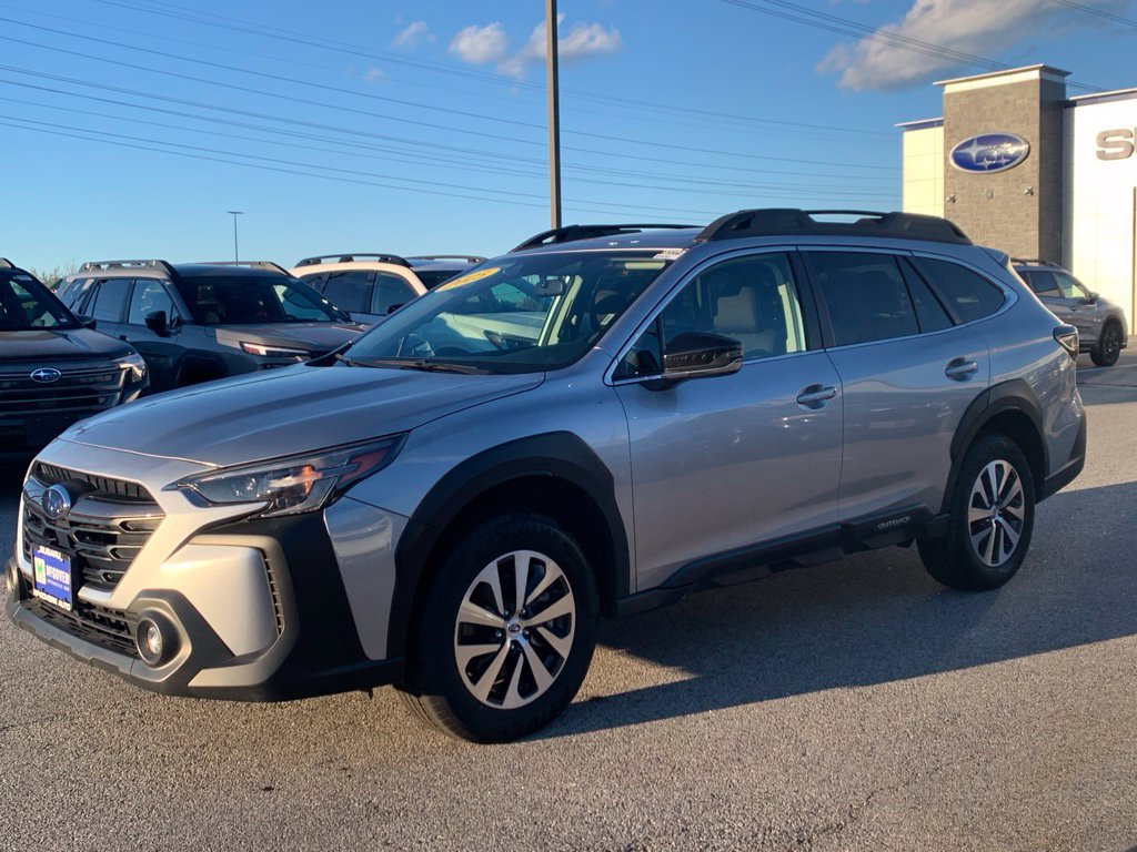 Used 2025 Subaru Outback Premium AWD/4WD image 3